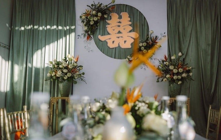 Phong cách trang trí trang trí bàn thờ gia tiên trong ngày cưới đa dạng và tinh tế