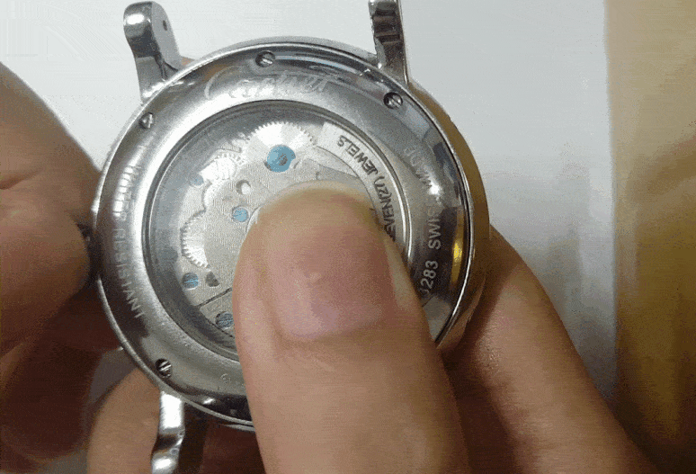 Lên dây cót đồng hồ thủ công